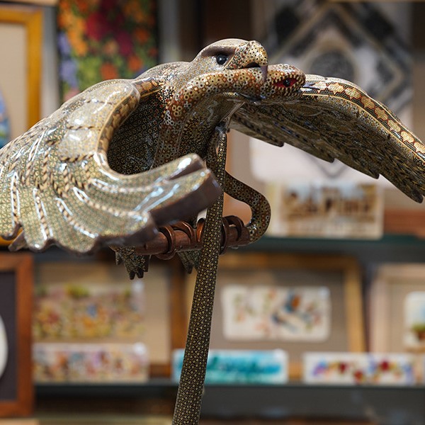 مجسمه خاتم کاری شده نبرد عقاب ومار